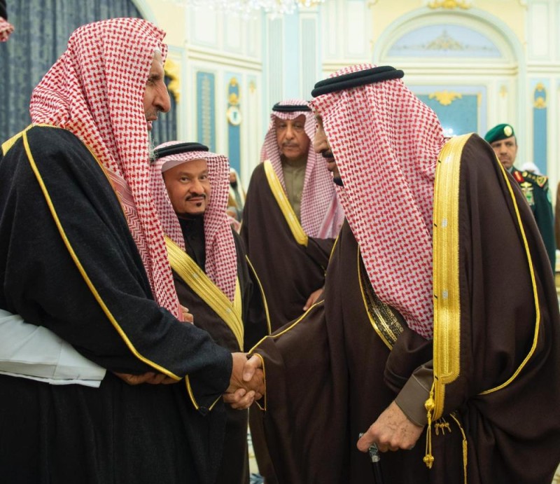 خادم الحرمين يستقبل الأمراء والمفتي وجمعًا من المواطنين