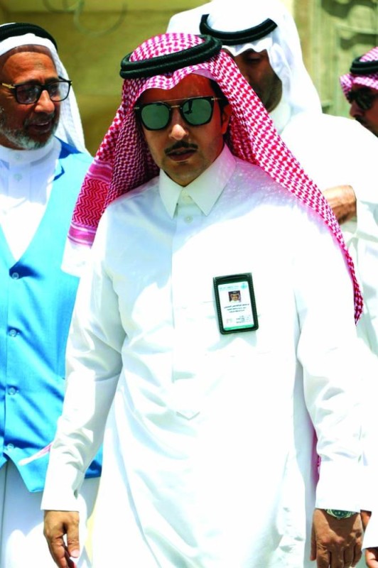 حصر مؤسسات الملصقات العشوائية بالقطيف تمهيدا لمخالفتها