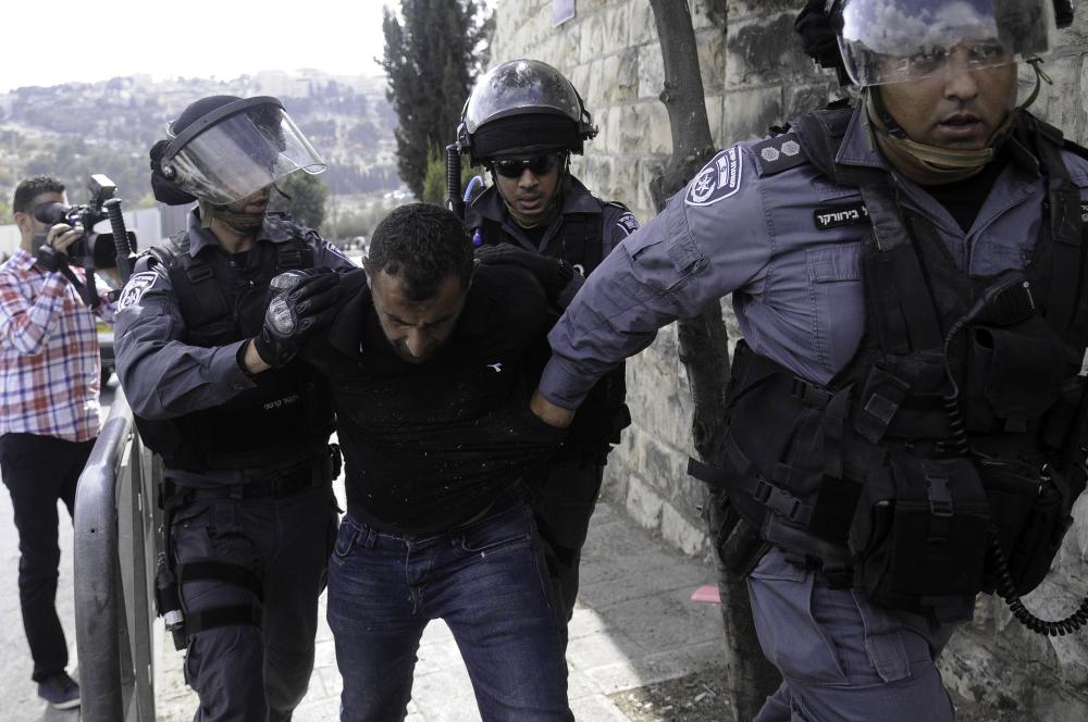 قوات الاحتلال تعتقل 9 فلسطينيين