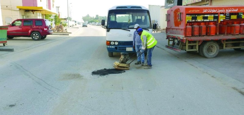 خطة لإصلاح حفر الشوارع والأرصفة بالقطيف