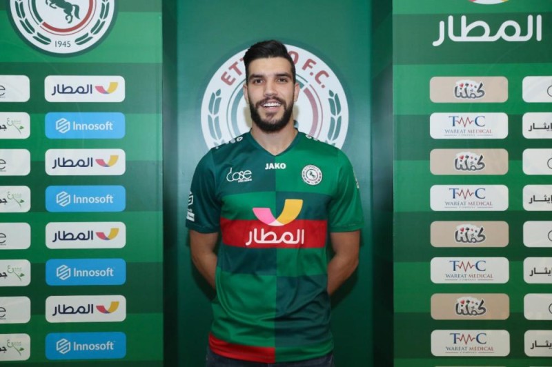 المغربي أزارو يوقع رسمياً للاتفاق