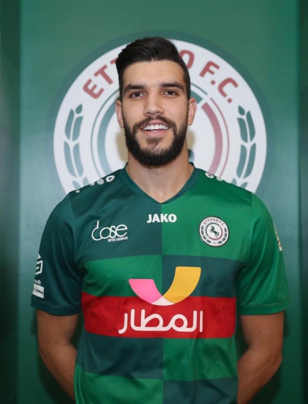 المغربي أزارو يوقع رسمياً للاتفاق