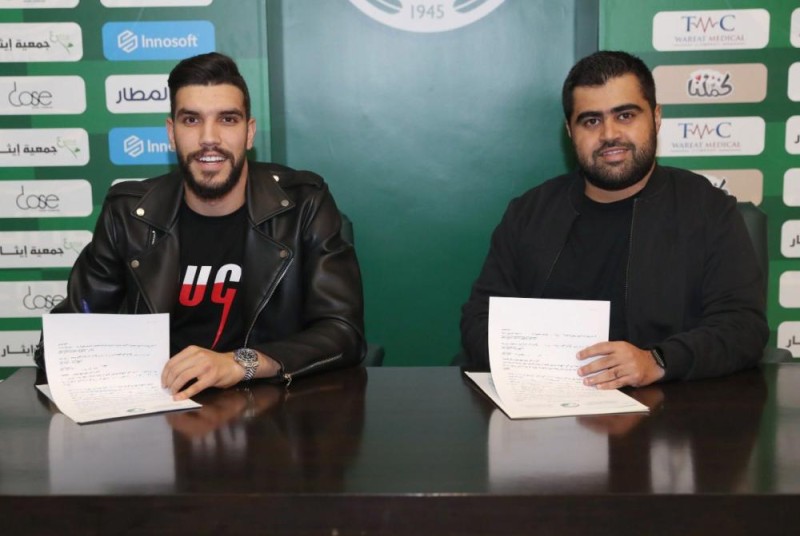 المغربي أزارو يوقع رسمياً للاتفاق