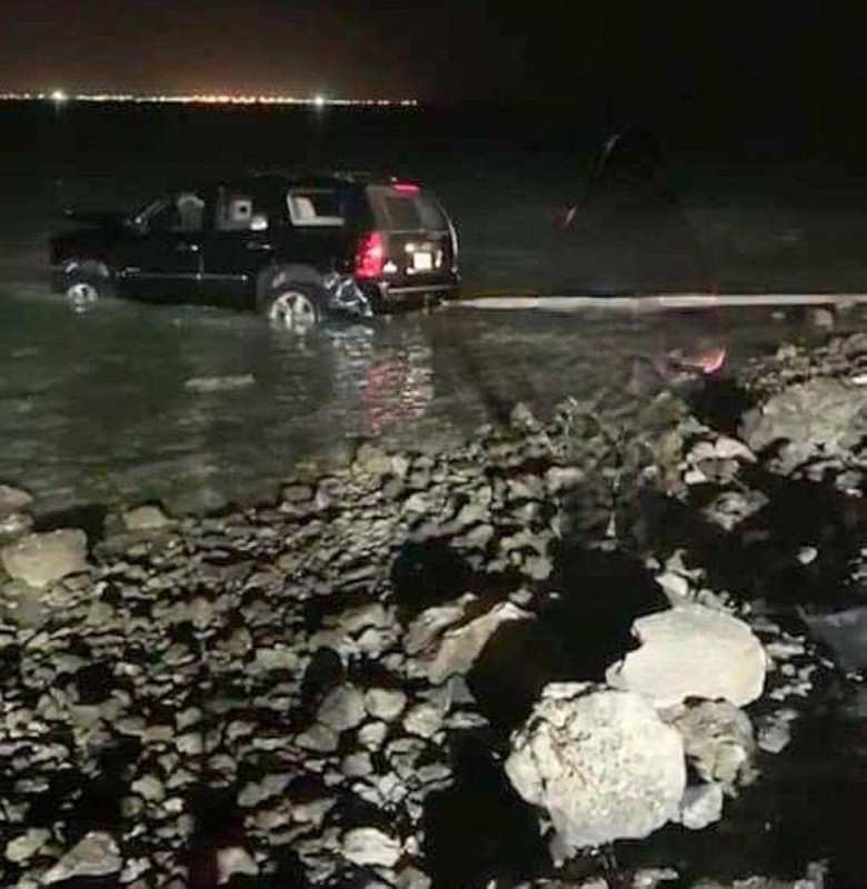 إنقاذ مواطن سقطت سيارته في البحر بالخبر