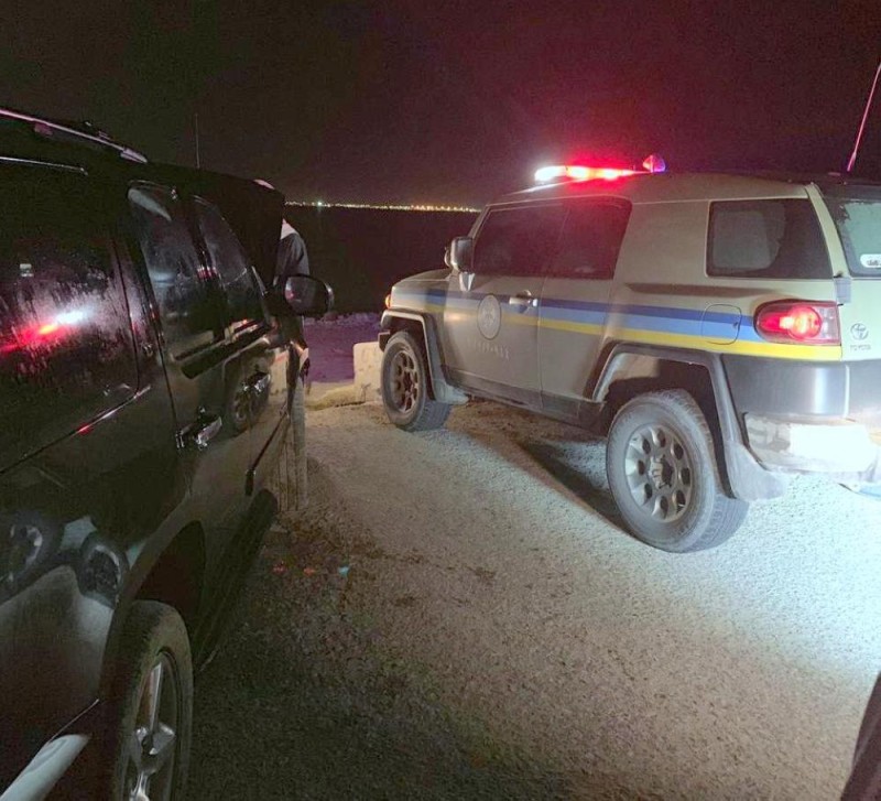 إنقاذ مواطن سقطت سيارته في البحر بالخبر