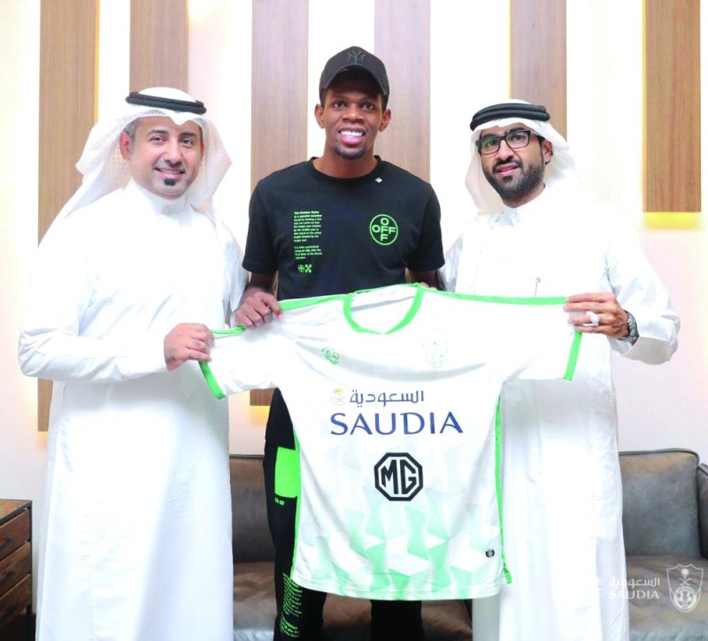الأهلي يقطع الطريق على الهلال ويجدد عقد الربيعي