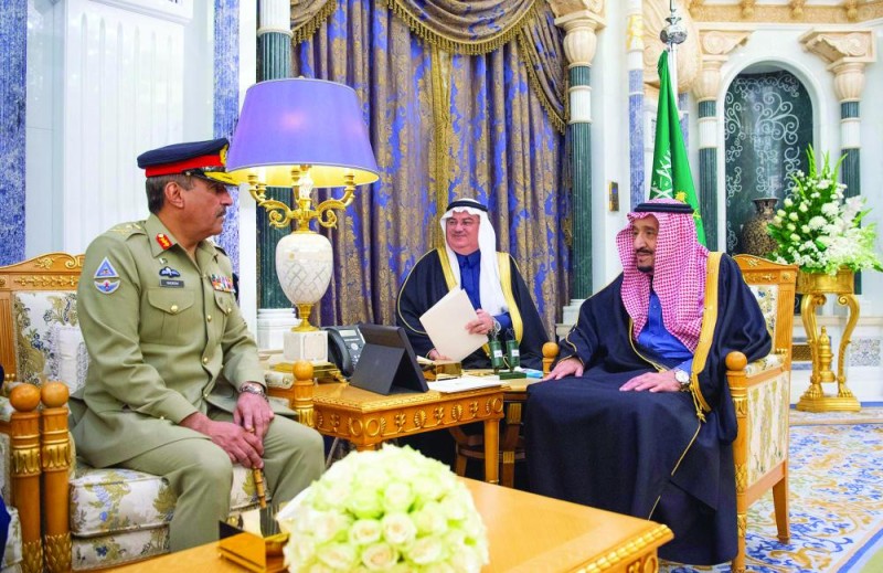 الملك يبحث التعاون العسكري مع باكستان