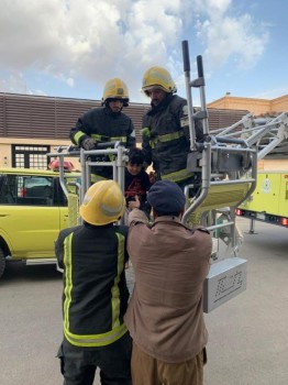 إنقاذ طفل تعلق في نافذة بالطابق الثالث بعنيزة