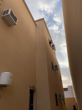إنقاذ طفل تعلق في نافذة بالطابق الثالث بعنيزة