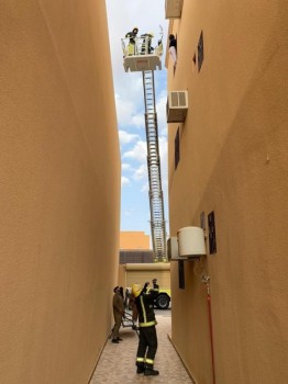إنقاذ طفل تعلق في نافذة بالطابق الثالث بعنيزة