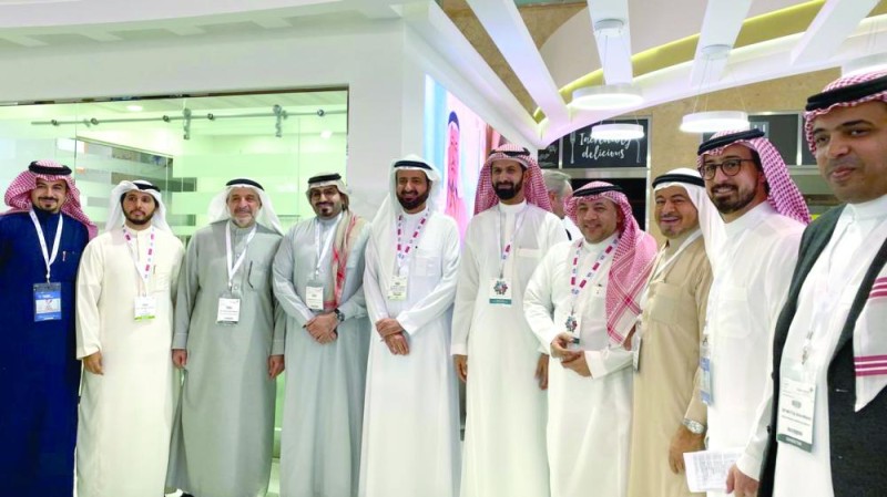 وزير الصحة يزور جناح مجموعة مستشفيات السعودي الألماني في معرض الصحة العربي