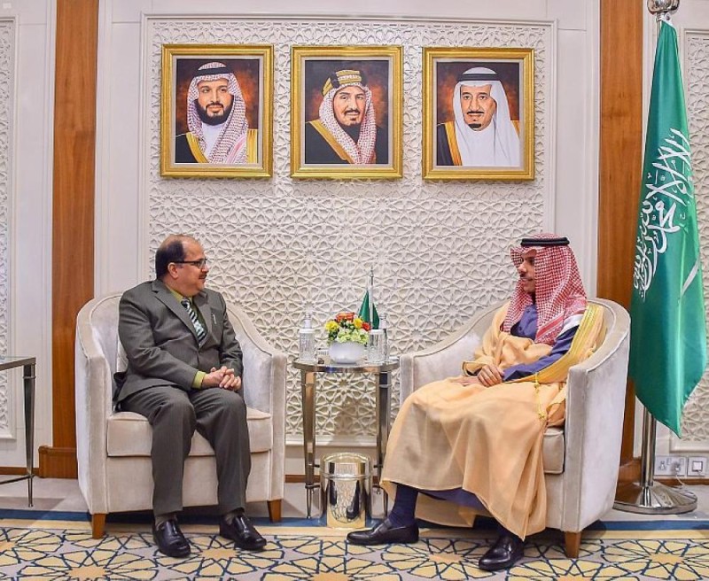 وزير الخارجية يستعرض العلاقات الثنائية مع سفير الهند