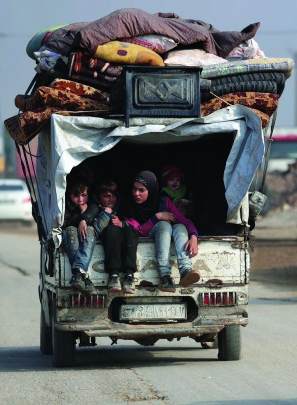 نيران الأسد تجبر الآلاف على الفرار من إدلب وحلب