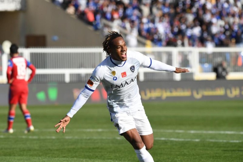 الهلال يهزم أبها بثنائية ويتصدر الدوري