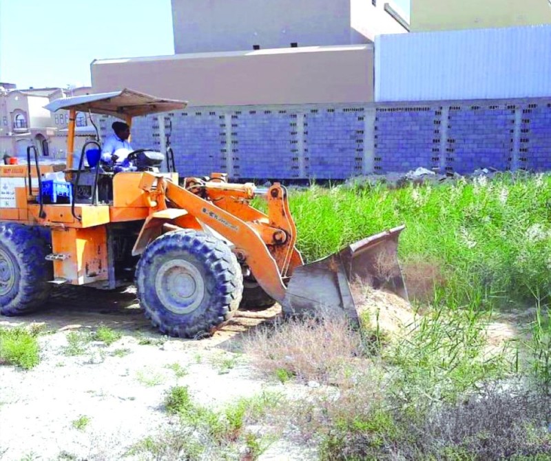 مسح وتنظيف 27 أرض فضاء بأحياء الخبر
