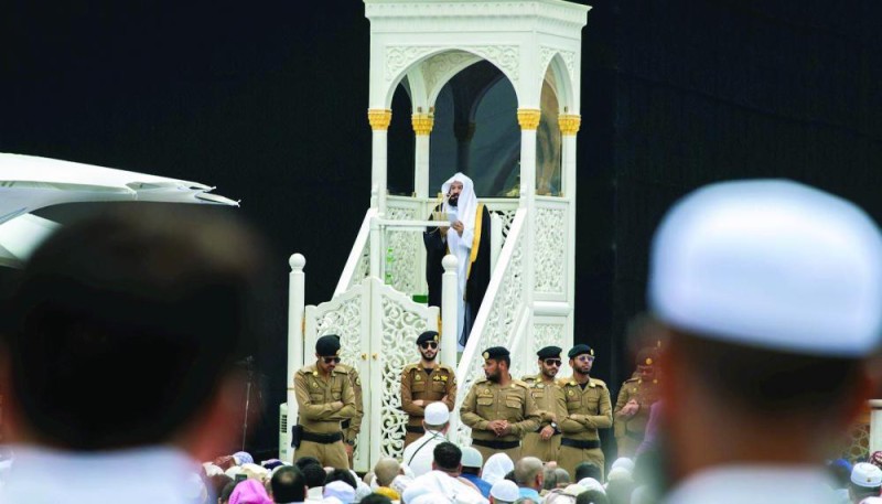 خطيب المسجد الحرام يحذر من الفتن والحروب الفكرية