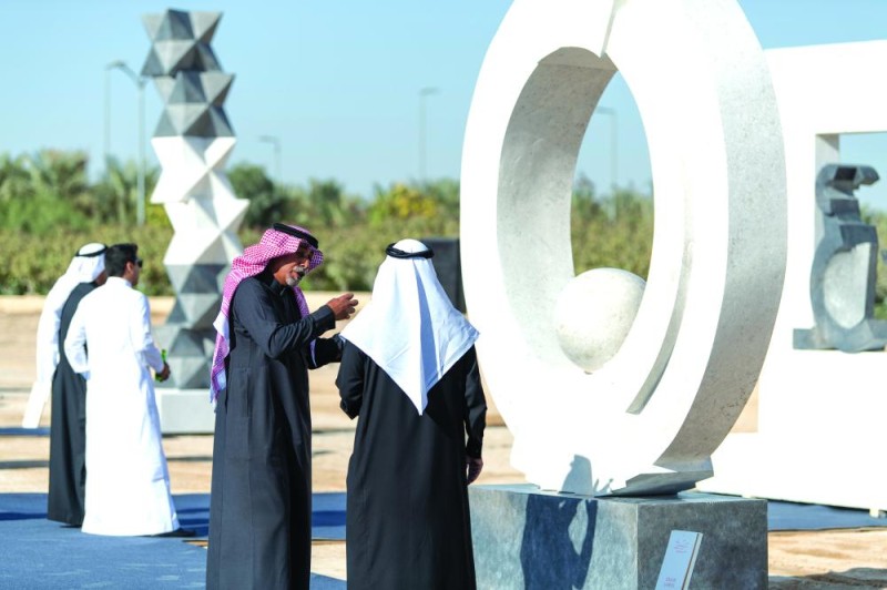 نحاتو العالم يتألقون في «سمبوزيوم» طويق الدولي