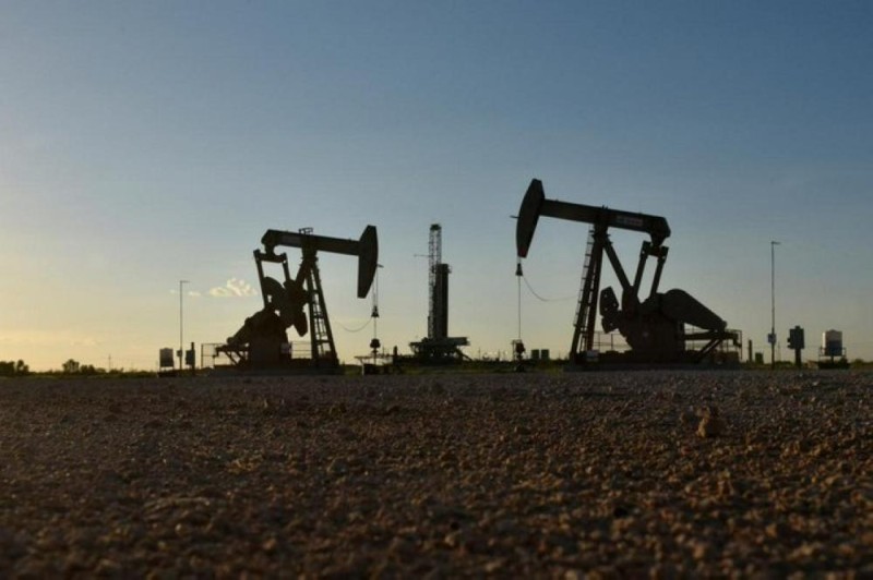 النفط يتعافى مع آمال بتخفيضات «أوبك+»