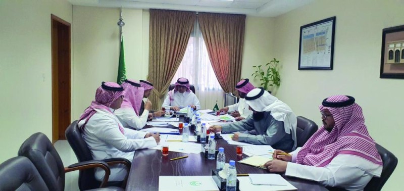 محافظ الجبيل يستعرض جهود تطوير السياحة