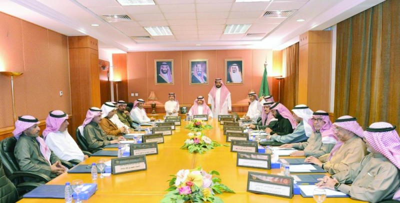 مناقشة حلول المشاريع المتعثرة بالقطيف