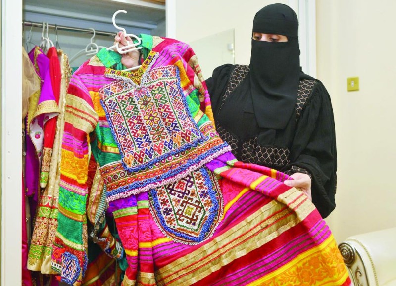 مواطنة «كفيفة» تبدع في تصميم الأزياء