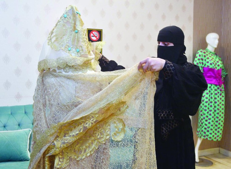 مواطنة «كفيفة» تبدع في تصميم الأزياء
