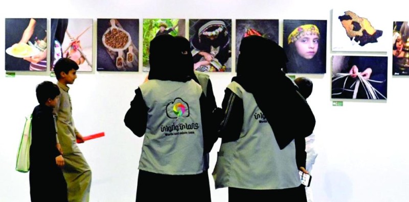 «الفنون» يجذب زوار
مهرجان البن بالداير