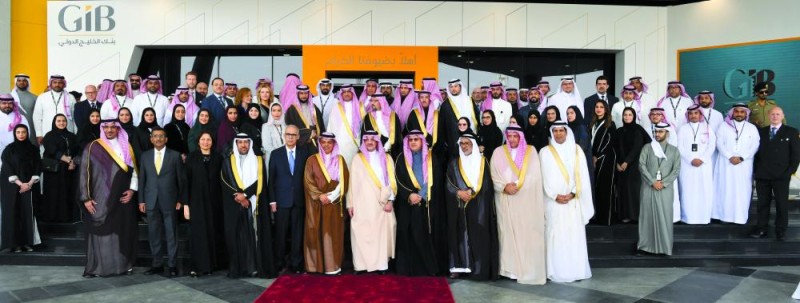 أمير الشرقية يطالب البنوك بتقديم برامج مثمرة ومستدامة