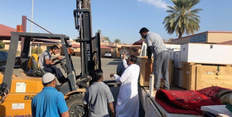 بالصور.. نقل هيكل عظمي لحوت ضخم إلى معمل الأحافير