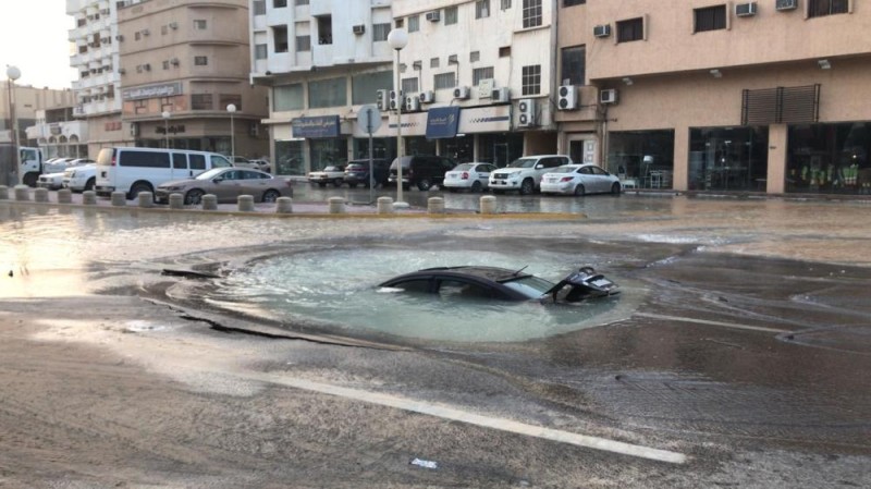 هبوط أرضي يبتلع سيارة في الأحساء