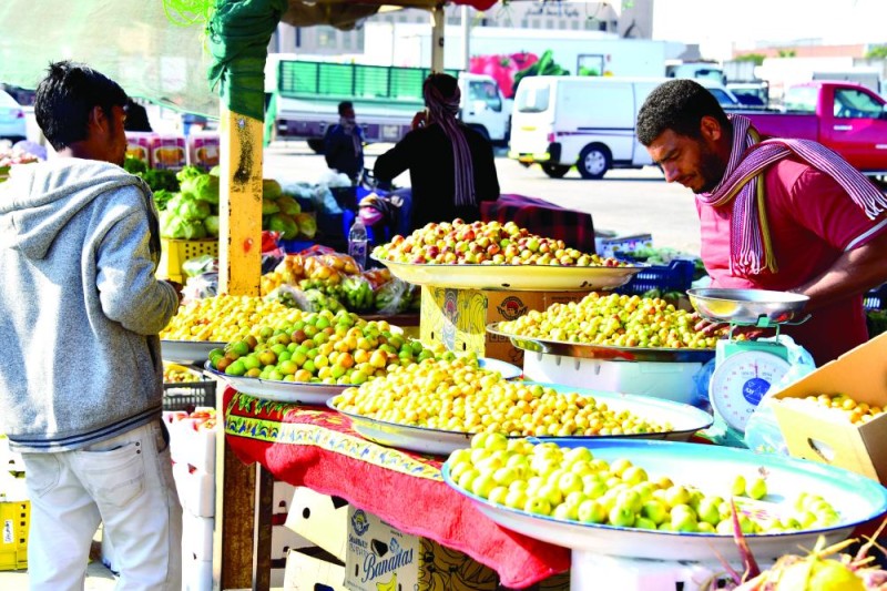 «الكنار».. فاكهة بسطات الطرق في الشتاء