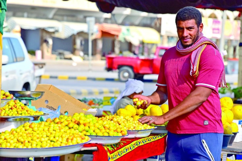 «الكنار».. فاكهة بسطات الطرق في الشتاء