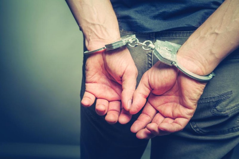 أربعيني يضايق الطالبات ويعتدي على السائق