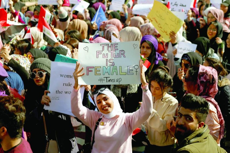 آلاف العراقيات في الشوارع دعما للحراك الشعبي