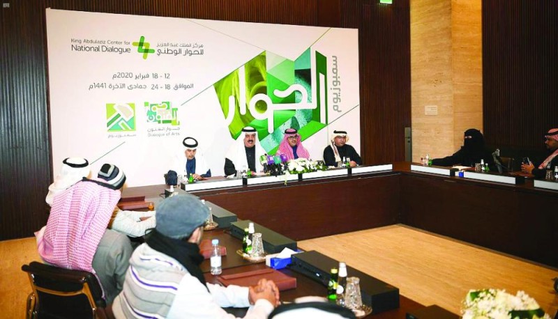 17 نحاتا سعوديا في «سمبوزيوم» مركز الحوار الوطني