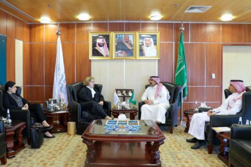 «آل جابر» يستعرض مع دبلوماسيين تطورات اليمن