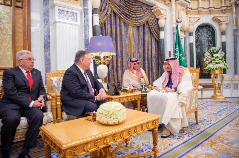 بالصور.. خادم الحرمين يستقبل وزير الخارجية الأمريكي