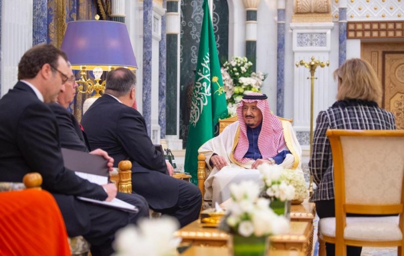 بالصور.. خادم الحرمين يستقبل وزير الخارجية الأمريكي