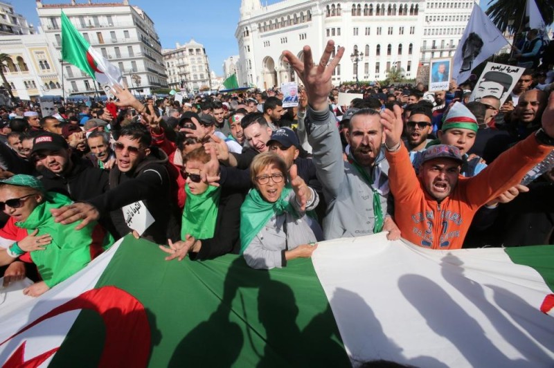 الجزائريون يحتفلون بمرور عام على انطلاق الثورة