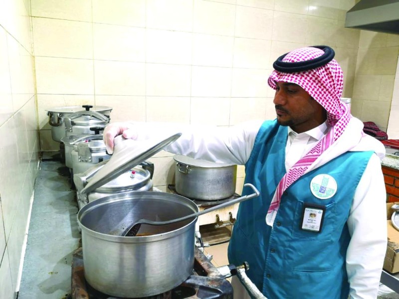 إنذار ومخالفة 1394 محلا بالنعيرية