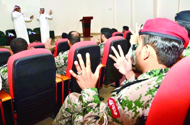 منسوبو السجون يتحدثون بـ«الإشارة»