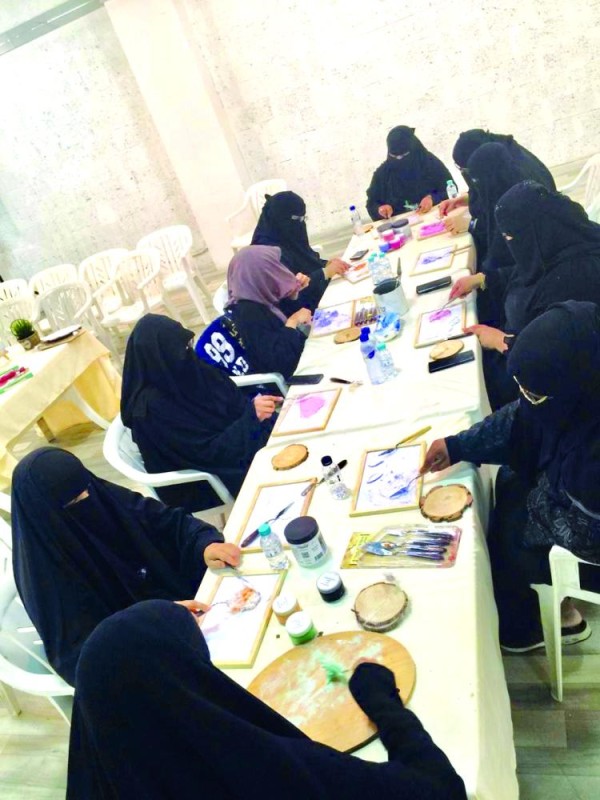 12 متدربه يختتمن «تشكيل الورد» بفنون الأحساء
