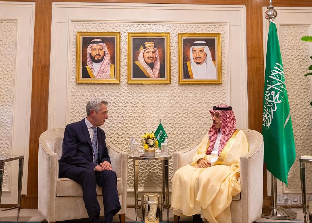 الأمير فيصل بن فرحان يبحث التعاون مع مفوضية اللاجئين