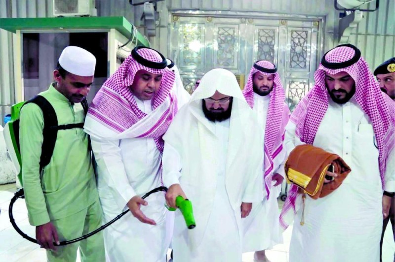 تعقيم أسطح وأرضيات الحرمين