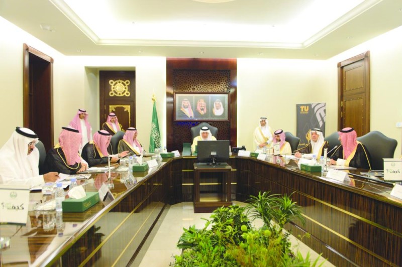 أمير مكة يعتمد أعمال مجلس أمناء أكاديمية الشعر العربي