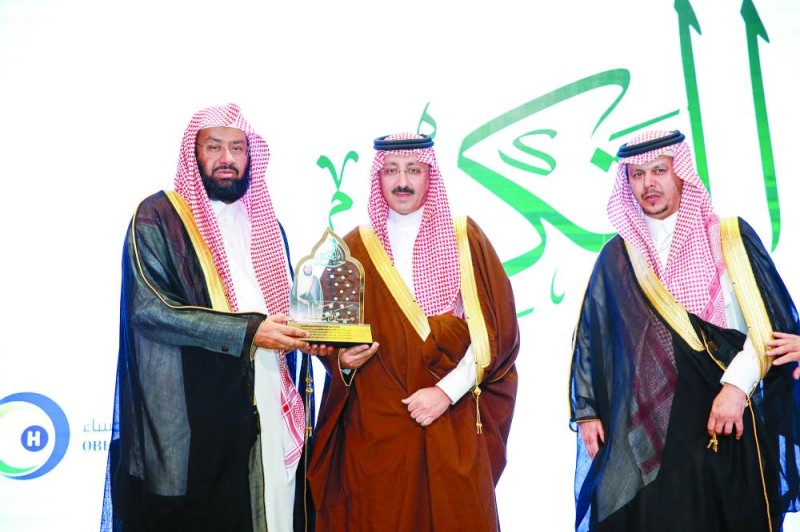 محافظ الأحساء يكرم مدير عام التعليم السابق