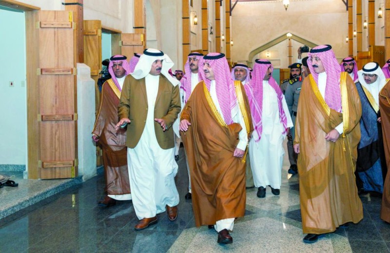 
الأمير سعود بن نايف يرافقه محافظ الأحساء