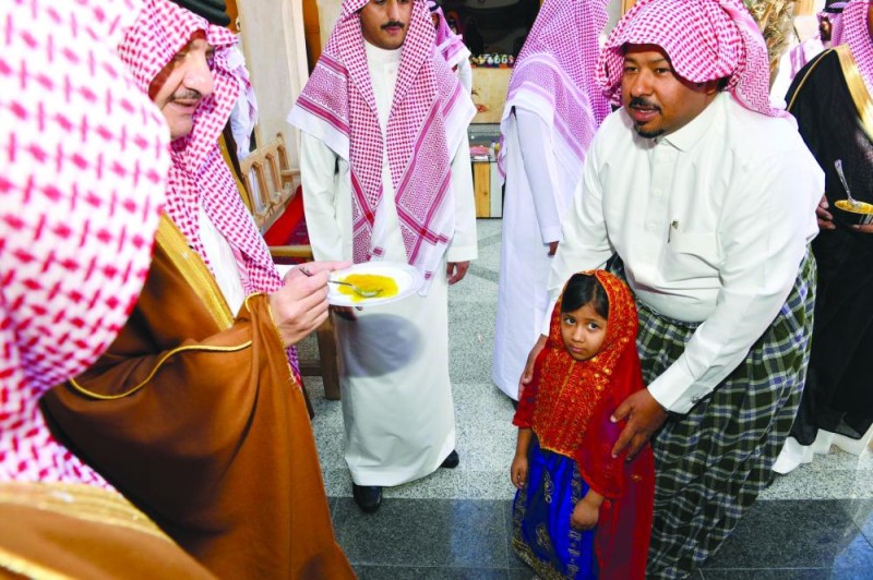 
.. ويتذوق منتجا شعبيا لأحد المحلات بالسوق