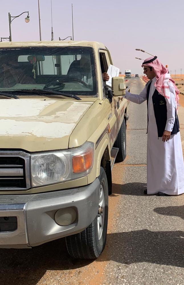 للوقاية من كورونا.. توعية المسافرين على طريق الكويت 