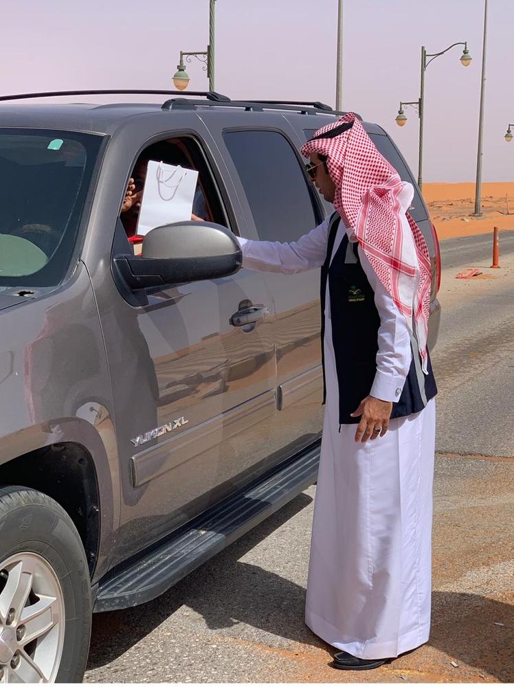 للوقاية من كورونا.. توعية المسافرين على طريق الكويت 